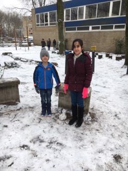 Op het kleuter- en peuterplein zijn de kinderen druk