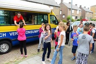 Daarna werden alle leerlingen door hun ouders naar binnen gebracht en werd kennis gemaakt met de nieuwe juf of meester.