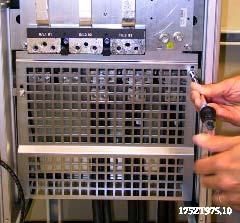 3. Installeren OPMERKING: de metalen EMC-afdekking wordt alleen geleverd bij eenheden met een RFI-filter. 3 Afbeelding 3.81: Montage van EMC-afscherming 3.6.12.