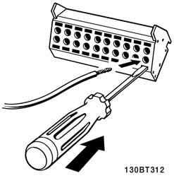 3. Installeren 3.6.17. Elektrische installatie, stuurklemmen Om de kabel op de klem aan te sluiten: 1.