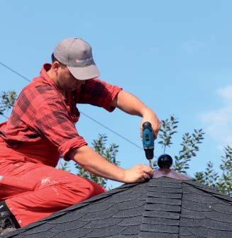 Draai de kap net zolang tot deze de juiste positie op de nok heeft en stevig op het dak staat. Bevestig de kap dan met meerdere dakschroeven op het dak.