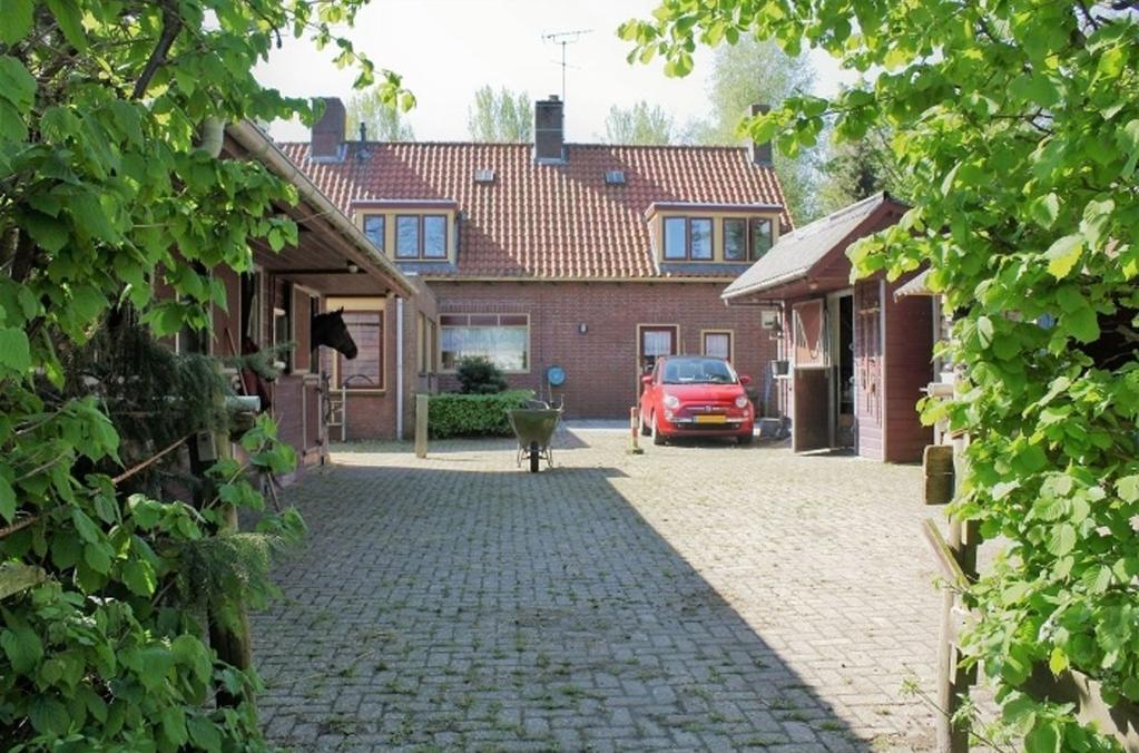 Ligging en indeling Beganegrond: Entree, hal met toilet, royale open keuken met eetkamer, de eetkamer geeft verder toegang tot de bijkeuken, de royale kelder, de woonkamer en de gang met trapopgang.