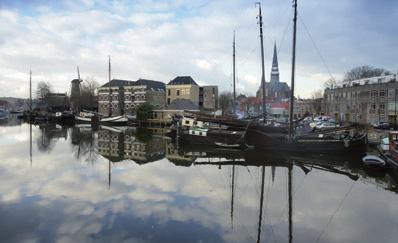 Afgemeerde schepen in de singels, fluisterboten in de grachten en terrassen aan het water zorgen voor bedrijvigheid en trekken meer bezoekers naar de stad.