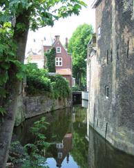 Gouda heeft een bijzonder netwerk van intieme, bijna geheimzinnige, waterlopen. Deze deels onbekende waterwegen worden weer zichtbaar en bruikbaar voor de kleinere recreatievaart.