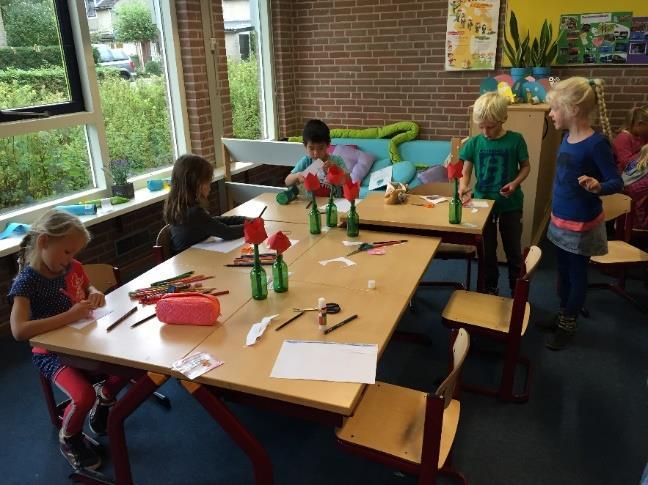 Nieuws uit groep 3 We zijn nu al een aantal weken op weg in groep 3. In het begin hadden de kinderen het soms moeilijk met het werken en het zitten op zich.