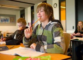 In de onderbouw: drie dagen kamp waarin we de introductieperiode afsluiten een week zeilen op het IJsselmeer en de Waddenzee leren binnen en buiten de school bijvoorbeeld in Blijdorp en het Archeon