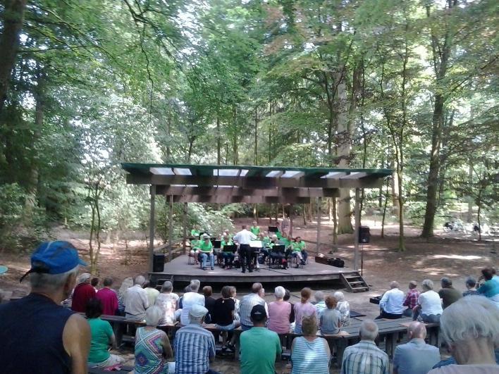 4 Amfitheater Het Lommerrijk Amfitheater Het Lommerrijk Verscholen in het bos achter de dorpskerk ligt Amfitheater Het Lommerrijk.