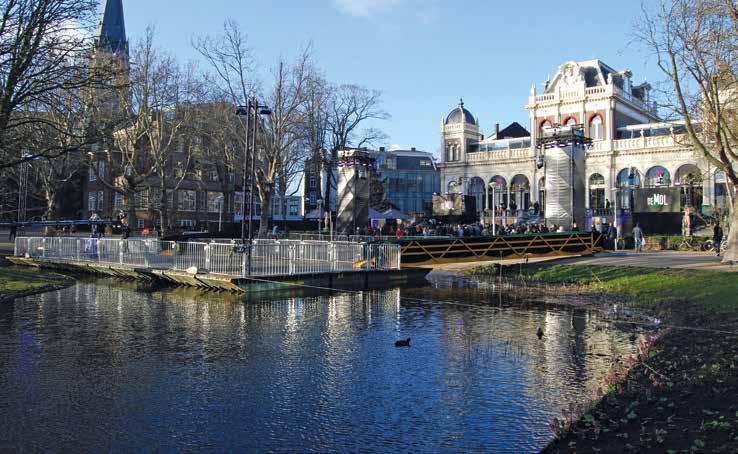 WIE IS DE MOL? EN VAN WIE IS HET PONTON? Op het bordes van het chique Vondelparkpaviljoen vond op 9 maart jl.