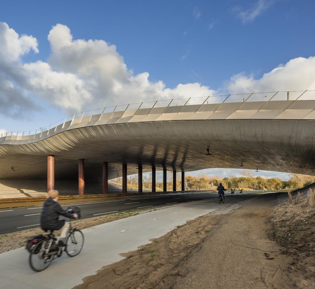 Hoe dichter de natuurbrug benaderd wordt, hoe prominenter de nieuwe constructie wordt ervaren, totdat het zelfs een markante plek wordt bij het passeren ervan.