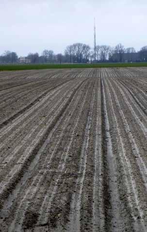 Onderzoek In opdracht van de Commissie is in 2015 een onderzoek opgestart naar de mogelijke oorzaken van ongelijkmatige bodemdaling bij landbouwpercelen.
