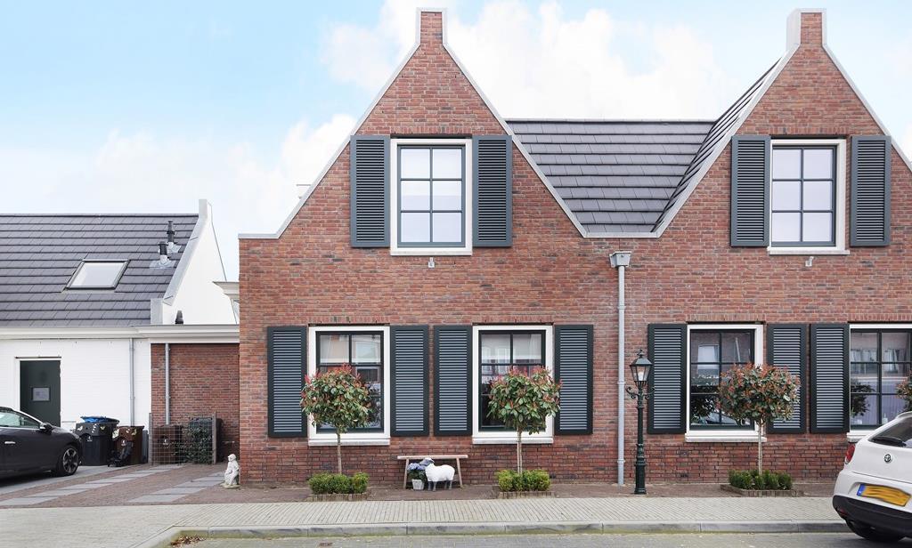 Deze nieuwe woning (Type: Doorman) is gebouwd in 2016, is instap klaar, geheel geïsoleerd volgens het nieuwste bouwbesluit en gelegen aan een