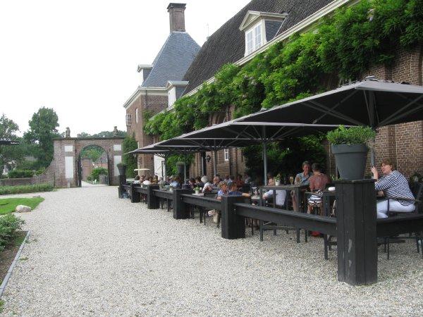 Wat vragen Erika en Peter Paul aan de Amerongers? Kom bij Buitenplaats Amerongen genieten op het mooie terras en in het smaakvolle kwaliteits restaurant Bentinck.