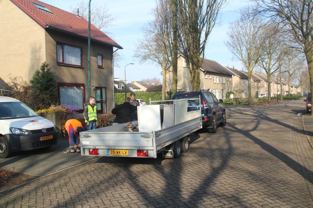 omdat hij het dichts zat bij het raden van het juiste gewicht. Het zat er toch nog wel ruim 500 kg. naast, maar de meesten waren te zuinig geweest met hun schatting.