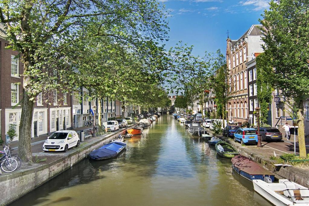 BIJZONDERHEDEN - Appartement gelegen op eigen grond - Volledig geïsoleerd met betonnen casco - Zonnig tea-for-two balkon aan de voorzijde - Driedubbel splitlevelbovenhuis aan de gracht - Fraai