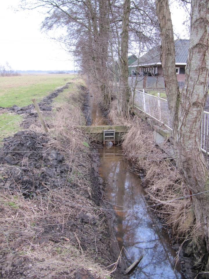 5 CONCLUSIES Uit de berekeningsresultaten van de 5 scenario s kan worden geconcludeerd dat de externe maatregelen (peilverhoging Kaleweg, peilverhoging drie Friese polders) niet het gewenste effect