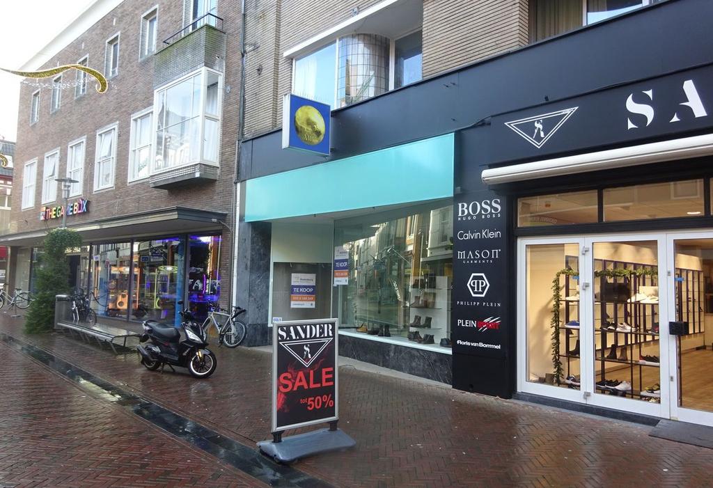 Omschrijving Object/ligging Winkelruimte gelegen aan de hoofdwinkelstraat van Apeldoorn. In de directe omgeving bevinden zich Ziengs, Witteveen Menshop, Bagels & Beans en Livera Lingerie.