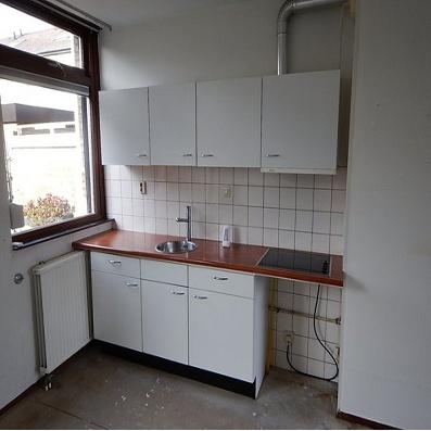 Pagina 14 van 35 8. Keuken, toilet en badkamer Keuken(s) In het object is een keuken aanwezig. Deze is geschikt voor gebruik en kan, behoudens nader te benoemen gebreken, voldoende functioneren.