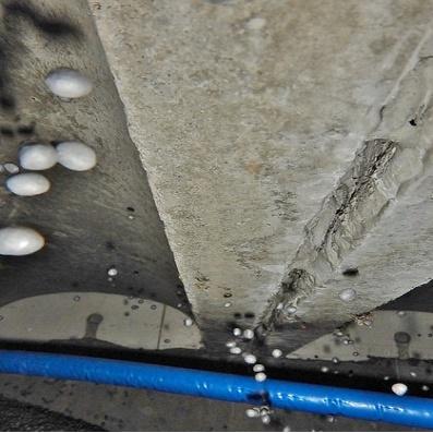 Bij betonnen en/of steenachtige vloeren moet u altijd rekening houden met geluidsoverdracht. Het aanbrengen van bijvoorbeeld plavuizen kan hinderlijke geluidsoverlast veroorzaken.