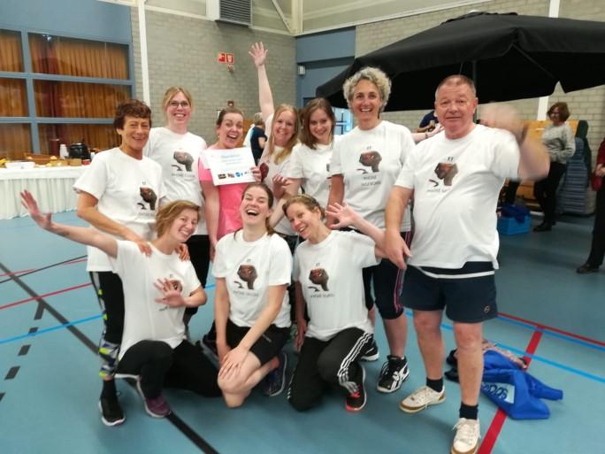 Tijdens de sportieve Initiamiddag hebben we al een klein tipje van de sluier opgelicht met de T-shirts. Daar wonnen we nog een prijs mee! We mochten het bedrag van 100,- besteden aan spellen.