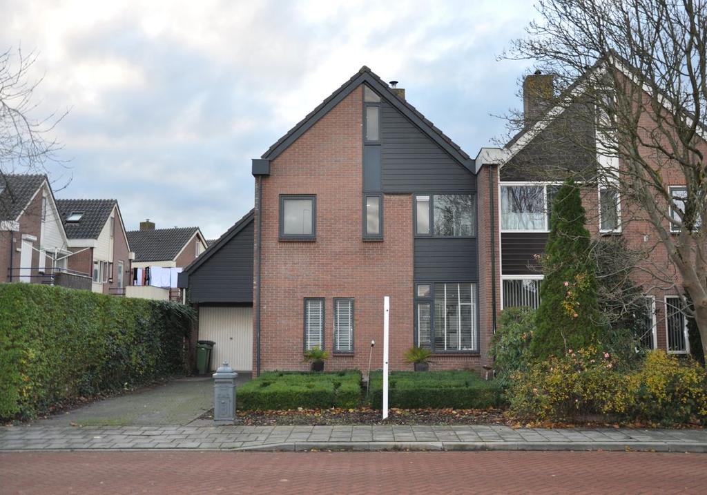 INLEIDING VERLENGDE EMMASTRAAT 1, 6673 XA ANDELST Deze heerlijk gelegen en speelse 2-onder-1-kap woning te Andelst laat niets te wensen over.