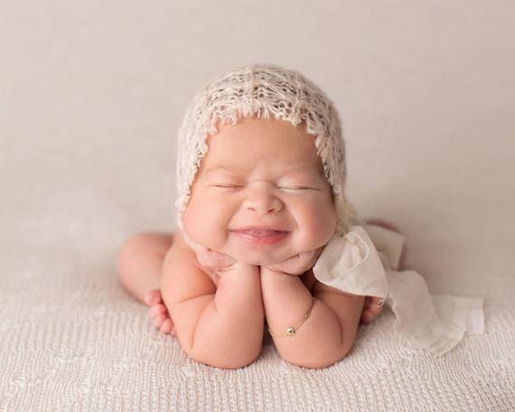 Aan de ontwikkeling van de glimlach is dat goed te volgen. De kleine baby begint met onwillekeurige trekkingen van de mondspieren, bewegingen die eigenlijk nog nergens op slaan.