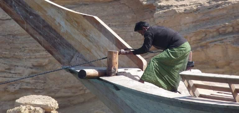 PROGRAMMA Dag 5: WADI Na het ontbijt bezoeken we het museum en de fabriek van hun traditionele Dhow s