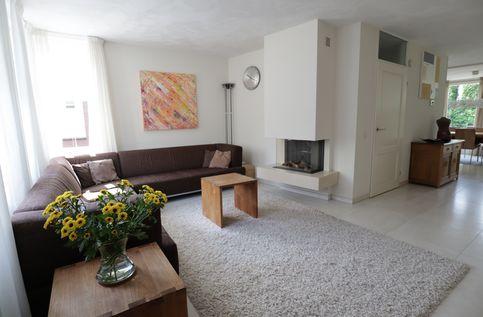 Woonkamer (inclusief keuken 50m²) met tegelvloer, gashaard (afstandbediening) en