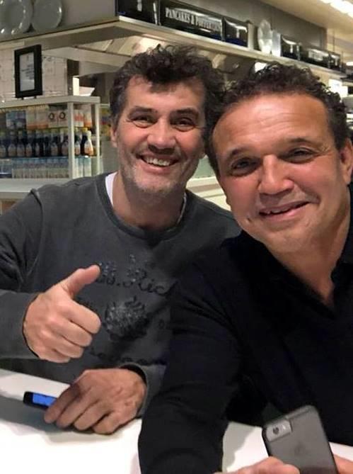 Ron en Nico, samen twee van de vier Eurosport-musketiers, voorzagen de kijker thuis van nuttige achtergrondinformatie en maakten tussendoor nog wat reclame voor het Nederlandse ijshockey.