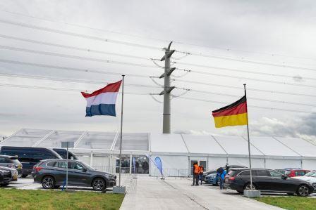 Net verzwaring? September 25 th, NRC: Nieuwe lijn brengt Duitse windstroom het land binnen Een inwoner: Het is toch geen gezicht? 57 km Doetinchem-Wesel.