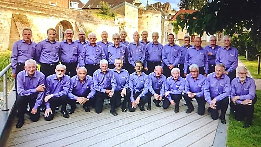 VRIENDENVIERING MET MANNENKOOR GEULKLANK IN ONZE KERK Mannenkoor Geulklank werd opgericht in 1950 en groeide van een twintigtal leden uit tot een koor van meer dan vijftig leden in de jaren tachtig.