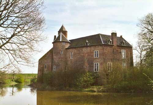 Waardenburg Waardenburg heeft circa 2.300 inwoners en is één van de dorpen van de gemeente West Betuwe. Het dorp heeft een gunstige geografische ligging tussen s-hertogenbosch en Utrecht.