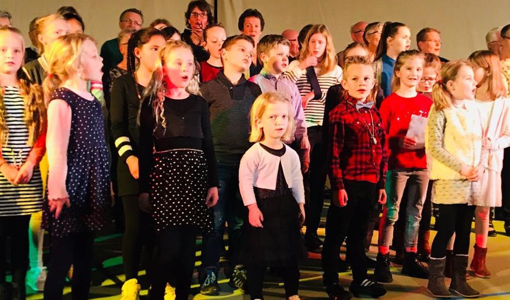 Terugkijken op. Op 10 december vond de Volkskerstzang plaats in De Couburg te Koudekerke.