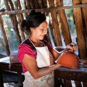 In 2006 start Maria Cecilia een eigen zaak, in een aanbouw aan haar huis. De potten en kruiken die ze maakt, verkoopt ze aan toeristen die La Esperanza bezoeken.