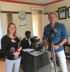 Door de ogen van Lore: groepskredieten in Oeganda Augustus 2018, Fort Portal. Tv-journalist en documentairemaker Chris Michel maakt een reportage over de werking van groepskredieten.