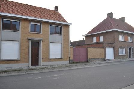 Door het gebruik van twee verschillende soorten gevelstenen en een schakering van de gevels wil de architect dat iedere woning