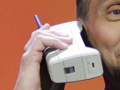 De ontwikkeling van de mobiele telefoon (1983) Motorola DynaTAC 8000 Op de markt: 1983 Gewicht: 1 kg