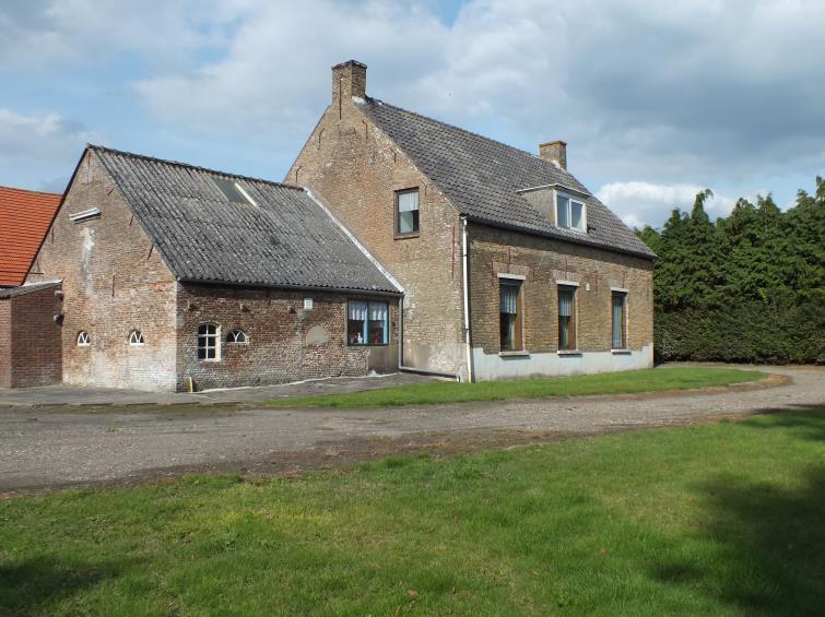 De achterentree/bijkeuken (circa 25,5 m²) geeft toegang tot de waskamer met doucheopstelling, de woonkeuken en de opbergzolder.