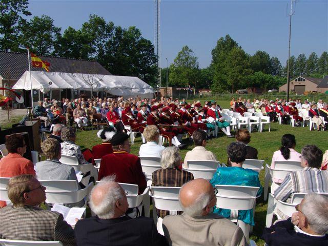 Samen met de pastoor heeft de burgermeester uit de vele inzendingen de naam Datmunda gekozen.