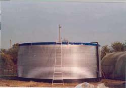 Hemelwateropvang in een metalen silo. Aanleg hemelwaterinstallatie Om hemelwater van goede kwaliteit te hebben, is de juiste aanleg van de hemelwaterinstallatie erg belangrijk.