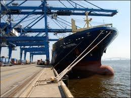 In een vrachtbrief staat precies hoeveel vracht en wat voor vracht vervoerd wordt in een schip. In de haven werkt ook de douane.