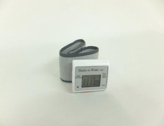 020001935 Uitrekbare wekkerarmband met trilfunctie. Wekker onder de vorm van een uurwerk. Is licht en kan gedragen worden aan de pols of geplaatst worden onder een hoofdkussen.