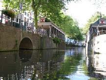moeilijker geworden. Het zien van de waterwerken van de Oude Hollandse Waterlinie en het ervaren van de overgangen tussen stad en land kan het best vanaf het water.