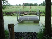 vesting) en gaan over onverharde kades en Tiendwegen door de weilanden heen. Om watergangen te overbruggen zijn loopbruggetjes en trekpontjes nodig.