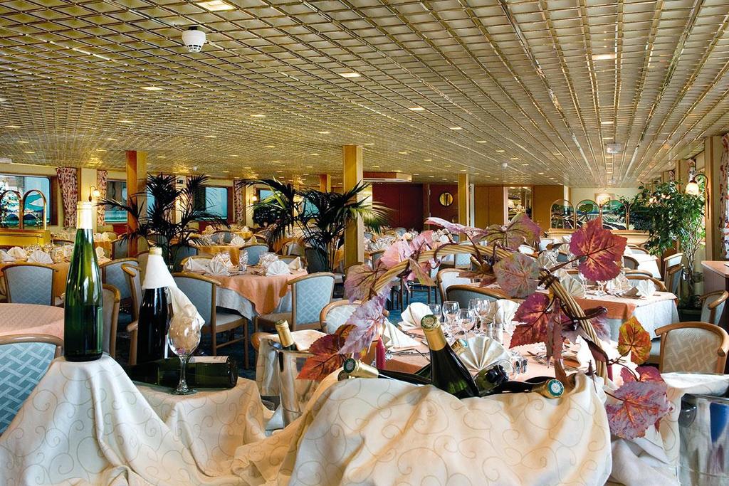 Het restaurant bevindt zich op het tussendek. Tijdens de cruise worden alle maaltijden hier geserveerd.