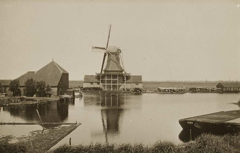 De molen De Tweelingen begin 20 e eeuw vanaf de Westzanerdijk met links de in 1887 door Jan Zwikker vergrote stal aan de noordoostkant van het perceel Overtoom 2-4.