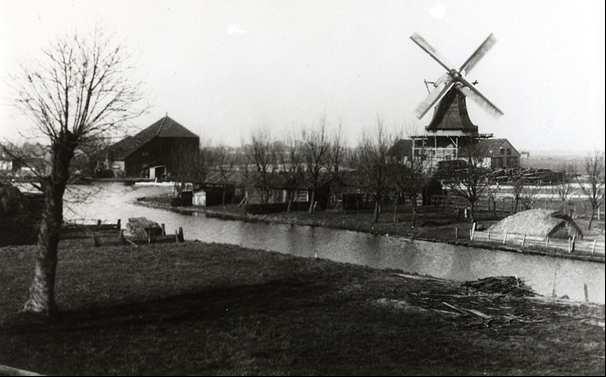 1886 gesloopt. Iets westelijker, net ten noorden van De Admiraal Tromp, stond nóg een molen: De Tweelingen, in 1823 gebouwd door houthandelaar Jacob Janszn Kruijt.