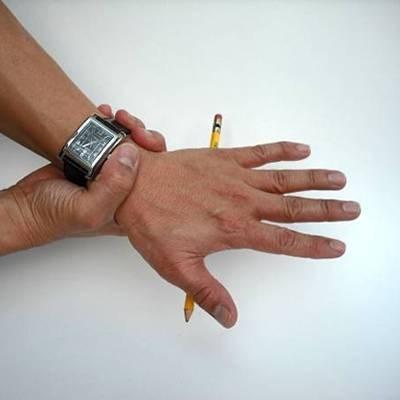 Truc 1: Het toverpotlood Dit is een eenvoudige truc. Dit heb je nodig: een lang potlood Hoe kan dit potlood aan je hand blijven plakken? Wat moet je doen 1. Leg het porlood op een tafel.