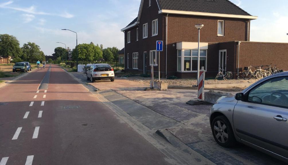 Punt 11: De Heggenrank komt op de fietsstraat uit: Wederom geen gelijkwaardige kruising (uitritconstructie), dus de fietsstraat (Boxmeerseweg) heeft hier voorrang op de Heggenrank.