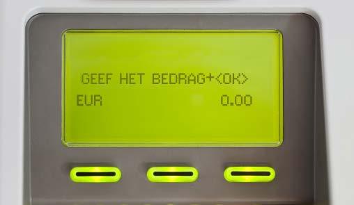 Hou de chip naar beneden en naar je toe gericht. Voer een bedrag in en druk op de 2 groene OK -toets.