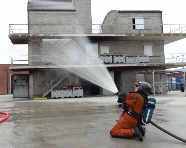 onbrandbare stoom neemt het risico af. Dit gebeurt door met een sproeistraal pulsen te geven in die rooklaag. Er kan erg veel verteld worden over rookgaskoeling.